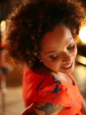 A cantora Anelis Assumpção mostrará o gingado do samba, do reggae e do hip-hop