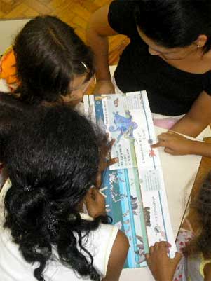 Crianças participam de oficina na Biblioteca Monteiro Lobato