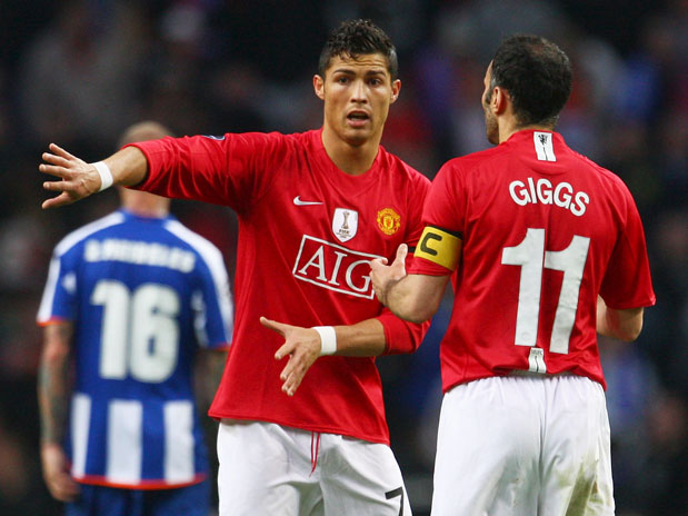 Capitão e referência, Ryan Giggs indica o caminho para Ronaldo - foto: Getty