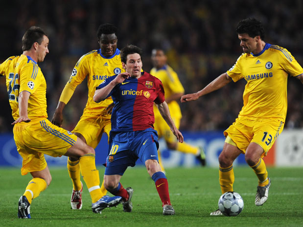 Cercado por três, Messi se desvencilha e passa a bola - foto: Getty