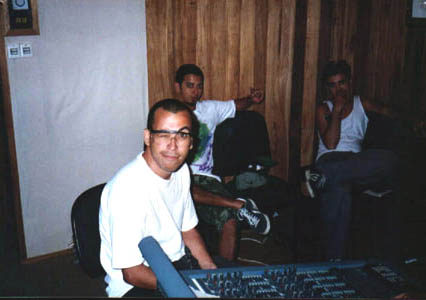 Ao lado dos músicos Jorge Du Peixe e Lúcio Maia, Chico Science faz sua última gravação no Studio Plug (foto de Zé da Flauta)