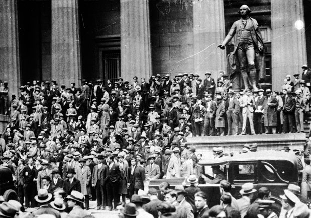 Multidão em frente à Bolsa de Valores de Nova York, o 