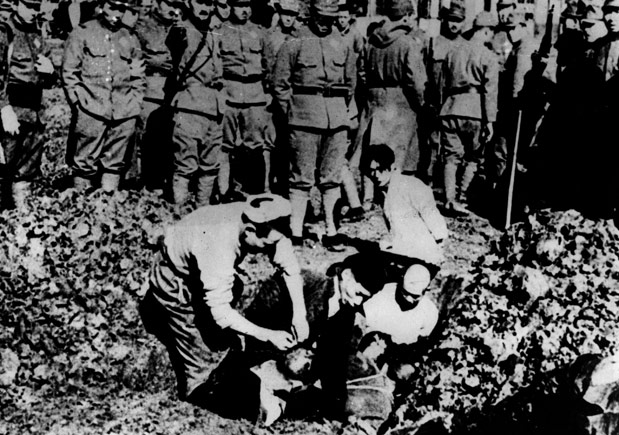 Dezembro de 1937: Cinco prisioneiros de guerra chineses são enterrados vivos por seus captores japoneses, após a queda da capital chinesa. - Foto: Getty Images