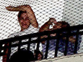 Ana Carolina Oliveira na varanda do prédio onde mora, após anúncio da sentença