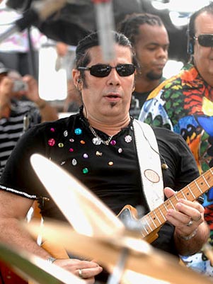 O guitarrista Pepeu Gomes se apresenta com o grupo Novos Baianos às 15h na Av. São João