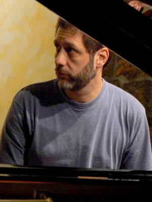 O pianista Rafael Vernet se apresenta às 13h na Praça Dom José Gaspar