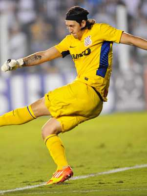 Cássio volta a acusar lesão, e Corinthians mantém equipe titular