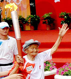 Veterana de 93 anos leva tocha em Yan'na