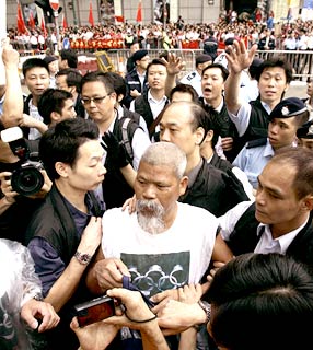 Hong Kong celebra revezamento, mas tem protestos