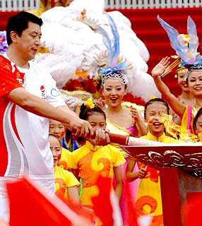 Tocha passa por cidade dos guerreiros de terracota