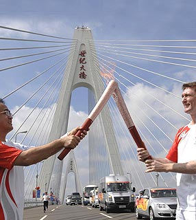Tocha encerra passagem por Hainan na Praça do Século