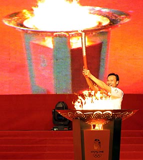 Revezamento da tocha olímpica percorre Guangzhou