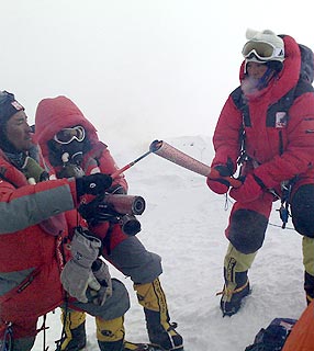 Tocha alternativa é acesa no topo do Everest