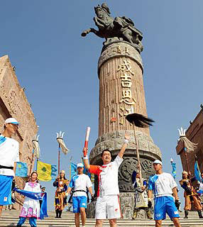 Tocha olímpica passa por túmulo de Genghis Khan