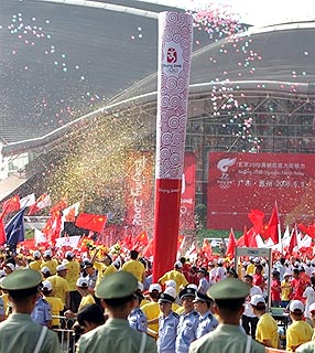Tocha olímpica passa pela "Cidade do Ganso"
