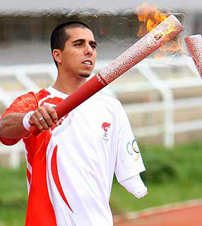 Brasileiro carrega tocha olímpica em Shangrila