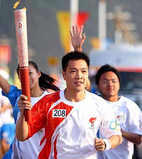 Tocha olímpica chega à terra do povo hakka