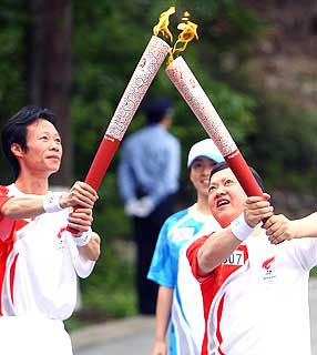 Tocha visita montanha após minuto de silêncio