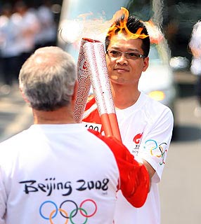 Tocha olímpica visita o Lago Oeste na China