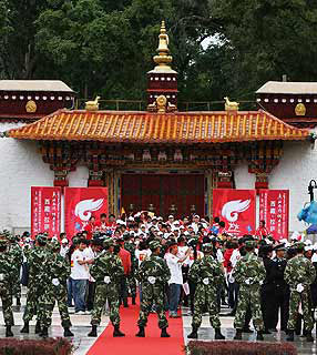 Sem incidentes, Tibete recebe tocha olímpica