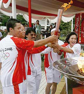 Manifestantes protestam contra governo chinês durante passagem da tocha