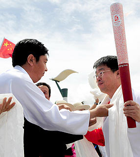 Tocha olímpica visita maior lago da China