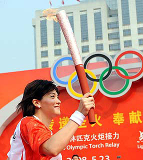 Xangai recebe tocha e homenageia vítimas