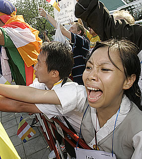 Manifestantes protestam contra governo chinês durante passagem da tocha
