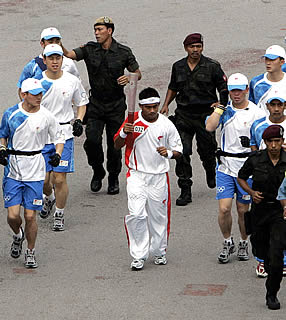 Manifestantes protestam contra governo chinês durante passagem da tocha