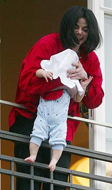 Michael Jackson admite que colocou filho em perigo com brincadeira ...