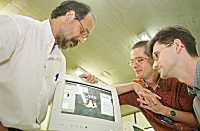 Costa (E), Oliveira (C) e de Rose escolheram o Linux