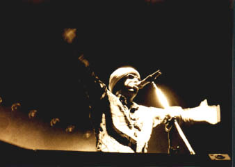 Chico Science no Abril Pro Rock de 1995, em foto inédita de Roberto Oliveira