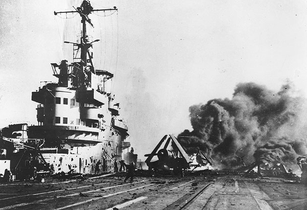 Kamikase atinge deck de porta-aviões americano