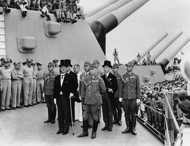 2 de setembro de 1945: A delegação japonesa chega a bordo do USS Missouri na baía de Tóquio, para assinar o Termo de Renúncia, dirigido por Mamoru Shigemitsu, o ministro de cartola estrangeiras, juntamente com a General Yoshijiro Umezo, o chefe do Exército. - foto: Getty Images