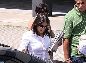 Mãe de Isabella, Ana Carolina Oliveira na chegada ao forum para testemunhar