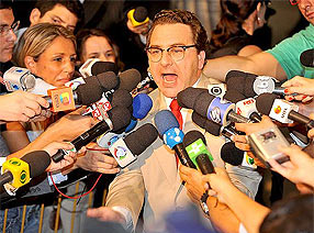 Roberto Podval, que foi interrompido pelo juiz por chamar  o réu Alexandre de 'vítima', fala após 2o dia de julgamento