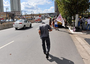Um dos fatos inusitados durante o terceiro dia foi a agressão ao advogado de defesa por um homem que fugiu