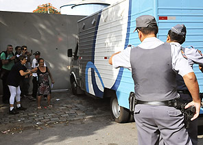 Os réus chegaram ao fórum para o interrogatório sob forte escolta policial